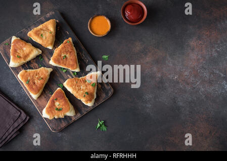 Tartes aux légumes frits, samsa, samosas, echpochmak - viandes traditionnelles tartes farcis végétariens ou pâtés sur fond rustique, copiez l'espace. Banque D'Images