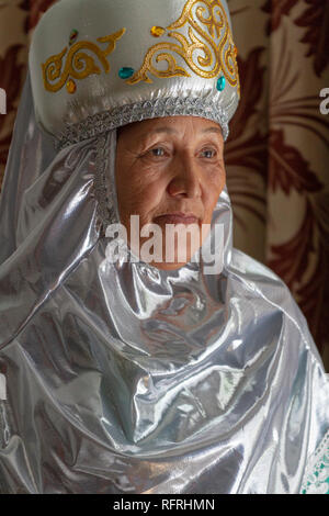 Kazakh femme âgée en costumes traditionnels, à Shymkent, Kazakhstan. Banque D'Images