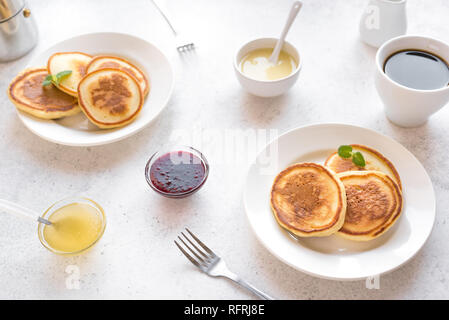 Des crêpes pour le petit-déjeuner. Crêpes maison avec divers condiments, confiture, miel et café - petit déjeuner pour deux, petit-déjeuner week-end famille, vue du dessus. Banque D'Images