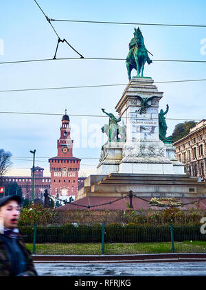 Statue de Giuseppe Garibaldi dans Largo Cairoli square, avec la tour de Filarete le Castello Sforzesco en arrière-plan au coucher du soleil. Milan, Lombardie, Italie. Banque D'Images