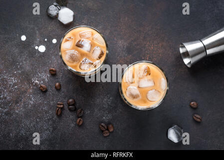 White Russian Cocktails avec vodka, liqueur de café et la crème. L'alcool blanc glacé maison Boozy russe ou Lebowski boire avec les grains de café sur b rustique Banque D'Images