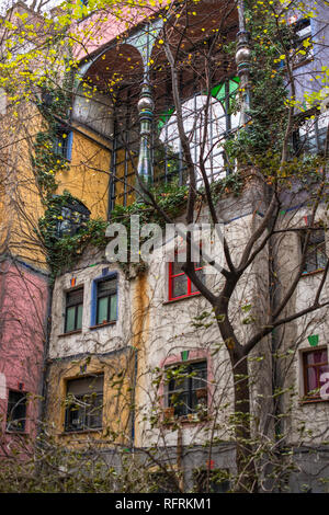 Hundertwasserhaus, monument expressionniste et le logement public, conçu par l'architecte Friedenreich Hundertwasser à Vienne. L'Autriche. Banque D'Images