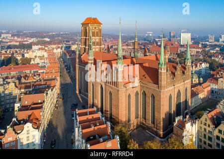 La Cathédrale gothique médiévale Saint Mary et de la vieille ville de Gdansk en Pologne. Vue aérienne au lever du soleil la lumière. Tôt le matin Banque D'Images