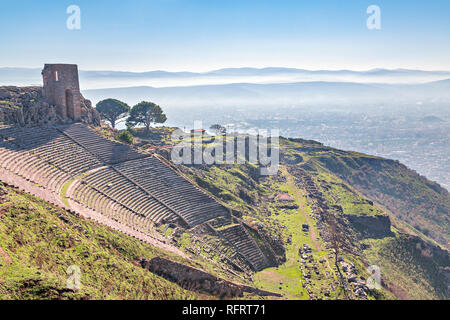 Amphithéâtre romain dans les ruines de la ville antique de Pergame connu aussi sous le nom de Pergame, Izmir, Turquie. Banque D'Images