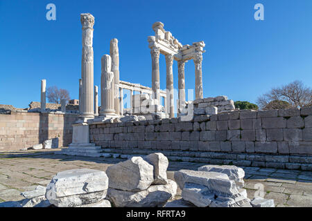 Reste du Temple romain de Trajan dans les ruines de la ville antique de Pergame Pergame, connu aussi sous le nom de la Turquie. Banque D'Images