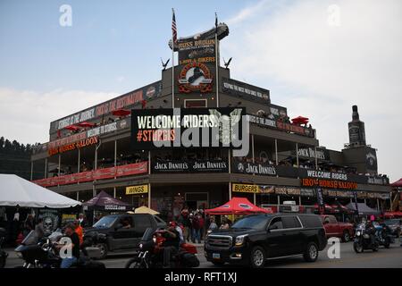 Vue sur la rue et le Saloon d'Iron Horse lors du rassemblement annuel de motos Sturgis à Sturgis, Dakota du Sud, États-Unis Banque D'Images