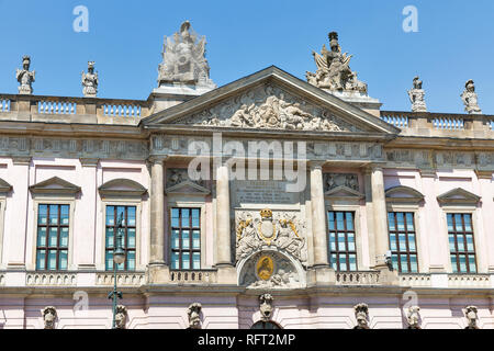 Zeughaus ou ancien Arsenal sculpture de toit. Maintenant, c'est Musée historique allemand à Berlin, Allemagne. Banque D'Images