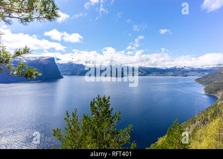 Vue sur Storfjorden sur une belle journée dans l'ouest de la Norvège Banque D'Images