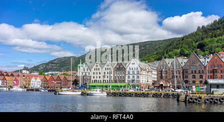 Vue panoramique du port de Bergen avec shot Bryggen, un site classé au patrimoine mondial, avec des bâtiments hanséatique à Bergen, Norvège Banque D'Images