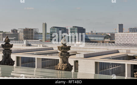 La ville de Berlin avec toit Bundestag passager Central gare ferroviaire et du quartier du gouvernement, de l'Allemagne. Banque D'Images