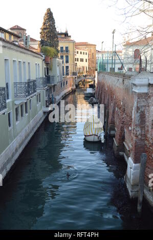 Nice Canal au rio de la Salute à Venise. Voyages, vacances, de l'architecture. Le 28 mars 2015. Venise, Vénétie, Italie. Banque D'Images