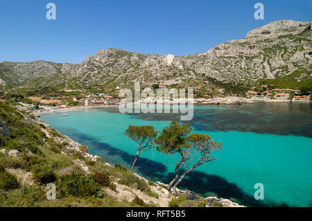 Les eaux bleu turquoise des eaux peu profondes ou dans Sormiou Calanque dans le Parc National des calanques ou la nature près de Marseille Provence France Banque D'Images