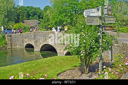 Pont sur la rivière Coln, Bibury, Cotswold, Gloucestershire Banque D'Images