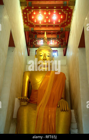 Un énorme bouddha assis droit nommé est Luang Pho' à 23 mètres de hauteur, est inscrit dans la chapelle principale de Wat Pa Lelai Worawihan temple en Thaïlande. Banque D'Images