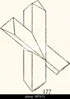 . Carnegie Institution of Washington publication. Les hémoglobines de cristallographie des ongulés. 215 l'habitude, la première prismatique Cristaux composé de l'unité de curiethérapie et prism- dome (054) dans la région de prismes environ 4 fois aussi longtemps que la largeur sur la macro-axe (voir la figure de texte 174). Plus tard, alors que la solution devient plus concentré, d'autres avions d'élaborer et de l'brachyprism (120) prédomine, le prisme de l'unité d'être réduit à un biseau sur l'brachyprism ; dans ces cristaux les deux brachydomes (Huile) et (054), l'ex- inant predom, parfois développer avec un petit macrodome (302) (figure 175 texte Banque D'Images