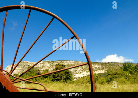Roue en métal rouillé abandonné de vieux tracteur à Robion, dans le Parc Régional du Verdon, Castellane, Alpes de Haute Provence, Provence France Banque D'Images