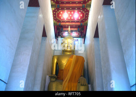 Un énorme bouddha assis droit nommé est Luang Pho' à 23 mètres de hauteur, est inscrit dans la chapelle principale de Wat Pa Lelai Worawihan temple en Thaïlande. Banque D'Images