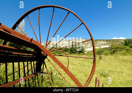 Roue en métal rouillé abandonné de vieux tracteur à Robion, dans le Parc Régional du Verdon, Castellane, Alpes de Haute Provence, Provence France Banque D'Images