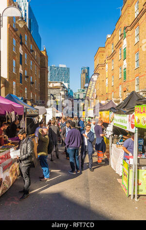 Des stands de nourriture dans le jupon Lane market, Londres, Angleterre, Royaume-Uni, Europe Banque D'Images