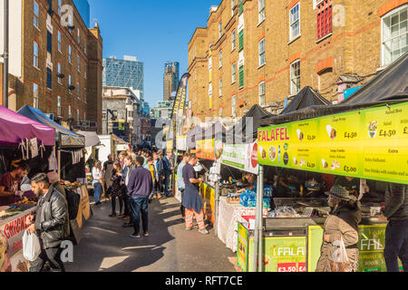 Des stands de nourriture dans le jupon Lane market, Londres, Angleterre, Royaume-Uni, Europe Banque D'Images