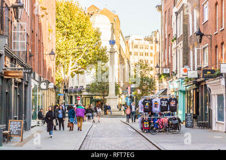 Earlham Street en direction de Seven Dials, à Covent Garden, Londres, Angleterre, Royaume-Uni, Europe Banque D'Images