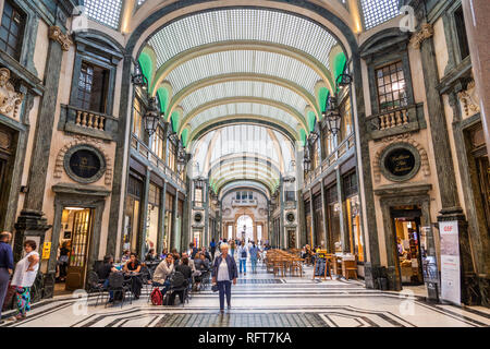 Vue de l'intérieur de Galleria San Federico près de la Place San Carlo, Turin, Piémont, Italie, Europe Banque D'Images