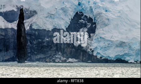 L'Astrolabe aiguille est un monolithe de 50 mètres de hauteur au large de la côte de l'île Brabant, près de la péninsule Antarctique Banque D'Images