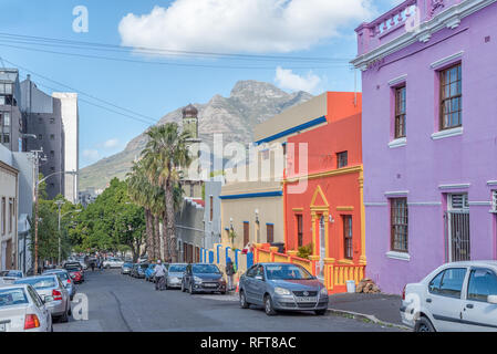 CAPE TOWN, AFRIQUE DU SUD, le 17 août 2018 : une scène de rue, avec des maisons colorées, dans le Bo-Kaap à Cape Town dans la province du Cap occidental. L'Auw Banque D'Images