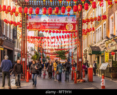 La rue Gerrard dans Chinatown, Londres, Angleterre, Royaume-Uni, Europe Banque D'Images