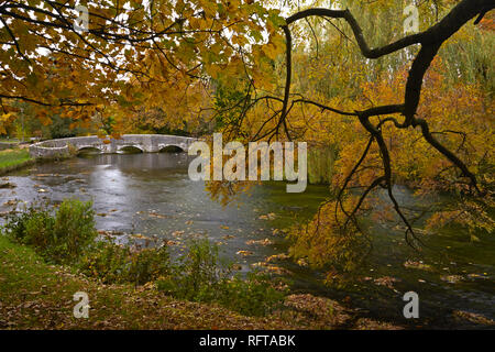 La cité médiévale Sheepwash Pont sur la rivière Wye Ashford au-dans-l-eau, Derbyshire, Angleterre, Royaume-Uni, Europe Banque D'Images