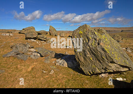 Norber blocs erratiques, le résultat de l'érosion glaciaire, trouvés au-dessus Crummack Dale, près de Lowick Green, North Yorkshire, Angleterre, Royaume-Uni, Europe Banque D'Images