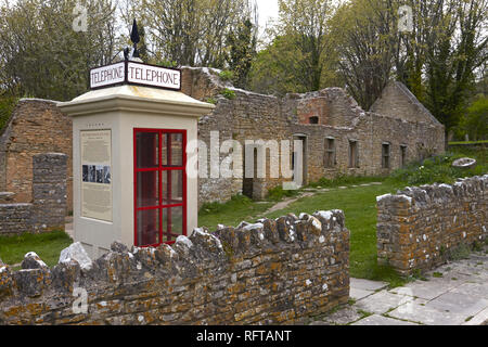 Le village fantôme abandonné de Tyneham montrant le restauré 1940 cabine téléphonique, près de Wareham, Dorset, Angleterre, Royaume-Uni, Europe Banque D'Images