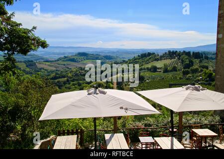 Campagne toscane vu de San Gimignano, Toscane, Italie Banque D'Images