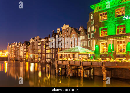 Le Grasshopper steakhouse sur Oudebrugsteeg Damrak canal avec des maisons typiquement néerlandais, centre d'Amsterdam, Hollande du Nord, Pays-Bas, Europe Banque D'Images