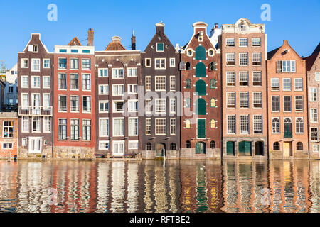 Dutch gables sur une rangée de maisons typiques d'Amsterdam avec des réflexions, Damrak Canal, Amsterdam, Hollande du Nord, Pays-Bas, Europe Banque D'Images