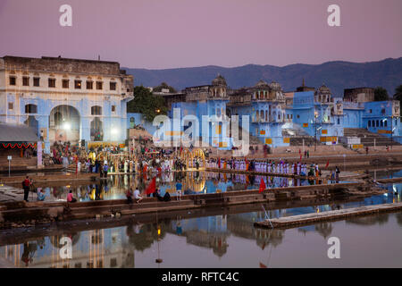 Au cours de la cérémonie au bord du lac Pushkar Camel Fair, Pushkar, Rajasthan, Inde, Asie Banque D'Images