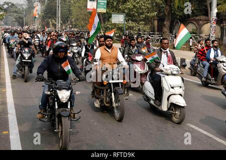 Guwahati, Assam, Inde. 26 janvier, 2019. Guwahati, Assam, Inde. 26 janvier, 2019. Guwahati, Assam, Inde. 26 janvier 2019.Plusieurs centaines de rallye à vélo à l'occasion de la 70e journée de la République comme ils cris " Bharat Mata ki Jay" dans la région de Guwahati, Assam le Samedi, Janvier 26, 2019. Crédit : David Talukdar/Alamy Live News Banque D'Images