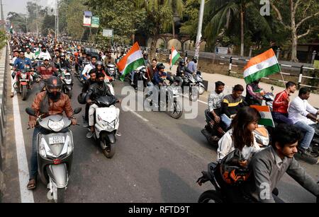 Guwahati, Assam, Inde. 26 janvier, 2019. Guwahati, Assam, Inde. 26 janvier, 2019. Guwahati, Assam, Inde. 26 janvier 2019. Plusieurs centaines de rallye à vélo à l'occasion de la 70e journée de la République comme ils cris " Bharat Mata ki Jay" dans la région de Guwahati, Assam le Samedi, Janvier 26, 2019. Crédit : David Talukdar/Alamy Live News Banque D'Images