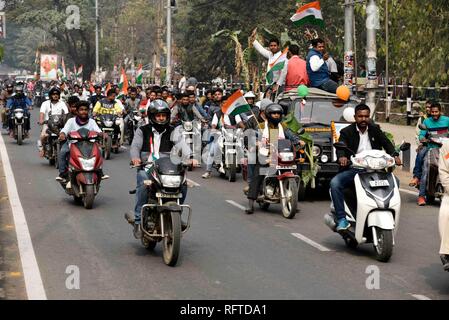 Guwahati, Assam, Inde. 26 janvier, 2019. Guwahati, Assam, Inde. 26 janvier, 2019. Guwahati, Assam, Inde. 26 janvier 2019. Plusieurs centaines de rallye à vélo à l'occasion de la 70e journée de la République comme ils cris " Bharat Mata ki Jay" dans la région de Guwahati, Assam le Samedi, Janvier 26, 2019. Crédit : David Talukdar/Alamy Live News Banque D'Images