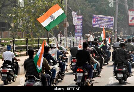 Guwahati, Assam, Inde. 26 janvier, 2019. Guwahati, Assam, Inde. 26 janvier, 2019. Guwahati, Assam, Inde. 26 janvier 2019. Plusieurs centaines de rallye à vélo à l'occasion de la 70e journée de la République comme ils cris " Bharat Mata ki Jay" dans la région de Guwahati, Assam, Inde le Samedi, Janvier 26, 2019. Crédit : David Talukdar/Alamy Live News Banque D'Images