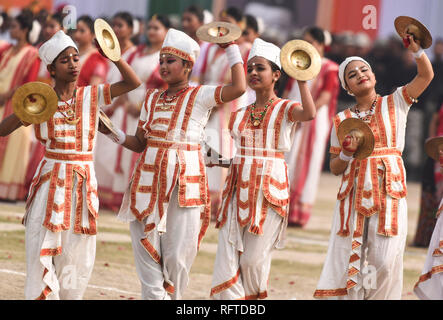 Guwahati, Assam, Inde. 26 janvier, 2019. Guwahati, Assam, Inde. 26 janvier, 2019. Artistes jouent une danse traditionnelle au cours de la 70e Journée de la République célébrations au Collège vétérinaire de jeux, Khanapara à Guwahati, Assam, Inde : le samedi, 26 janvier 2019. Crédit : David Talukdar/Alamy Live News Banque D'Images