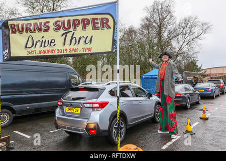 Alloway, Ayrshire, Ecosse. 26 janvier, 2019. Pour célébrer le 260e anniversaire de Robert Burns, le poète national de l'Écosse, le National Trust for Scotland à la Burns Museum à Alloway Ayrshire, situé près de la maison où est tenu, ce qui est considéré comme le premier "Burns Supper DriveThru". Alors que d'autres à travers le monde s'est assis pour une gravure traditionnelle du seigneur de 'Haggis, Neeps tatties" et accompagné par la poésie et le whisky, les visiteurs du musée ont été divertis par des jongleurs et des magiciens alors que la queue pour le leur dans des boîtes à emporter. Credit : Findlay/Alamy Live News Banque D'Images