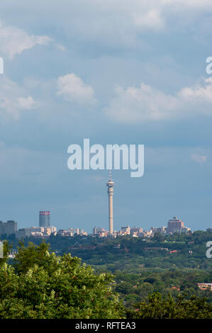 Johannesburg, Afrique du Sud. 26 janvier, 2019. Des nuages de pluie rouler dans plus de l'horizon de Johannesburg, samedi en fin d'après-midi. Credit : Eva-Lotta Jansson/Alamy Live News Banque D'Images