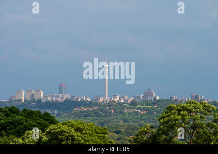 Johannesburg, Afrique du Sud. 26 janvier, 2019. Des nuages de pluie rouler dans plus de l'horizon de Johannesburg, samedi en fin d'après-midi. Credit : Eva-Lotta Jansson/Alamy Live News Banque D'Images