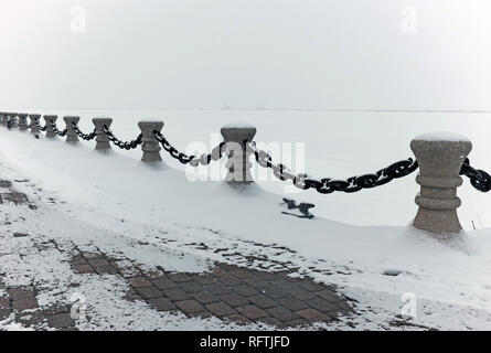 Cleveland, Ohio, USA. 26 janvier, 2019. La neige et l'air de l'Arctique ont abouti à la Northcoast Harbour du lac Érié, dans le centre-ville de Cleveland, Ohio, pour geler. La région a des explosions sans précédent d'expériences d'air froid en janvier et la semaine prochaine il est prévu que les températures peuvent casser enregistrer de faibles températures. L'Lakefront Promenade Harbour offre généralement une vue sur le lac y compris un phare qui est couverte par la neige tomber sur le lac. Credit : Mark Kanning/Alamy Live News. Credit : Mark Kanning/Alamy Live News Banque D'Images