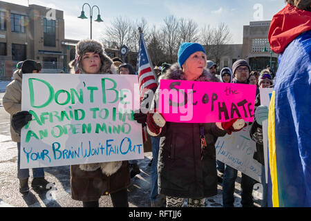 Huntington Woods, Michigan USA - 26 janvier 2019 - les opposants et partisans de Drag Queen Storytime à la Bibliothèque publique de Huntington Woods se sont rassemblées devant le Detroit banlieue bibliothèque. Une demi-douzaine de membres d'un groupe chrétien conservateur, guerriers pour le Christ, s'est opposé à ce programme très populaire, alors que deux cents résidents locaux s'est avéré à l'appuyer. Crédit : Jim West/Alamy Live News Banque D'Images