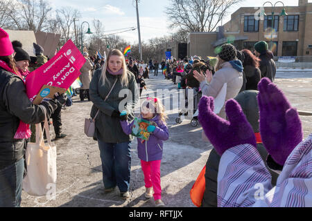 Huntington Woods, Michigan USA - 26 janvier 2019 - les opposants et partisans de Drag Queen Storytime à la Bibliothèque publique de Huntington Woods se sont rassemblées devant le Detroit banlieue bibliothèque. Alors qu'une demi-douzaine de membres d'un groupe chrétien conservateur, guerriers pour le Christ, s'est opposé à la populaire émission, deux cents résidents locaux accueillait les enfants à l'heure du conte. Crédit : Jim West/Alamy Live News Banque D'Images