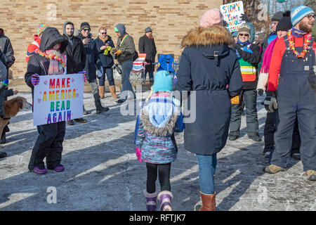 Huntington Woods, Michigan USA - 26 janvier 2019 - les opposants et partisans de Drag Queen Storytime à la Bibliothèque publique de Huntington Woods se sont rassemblées devant le Detroit banlieue bibliothèque. Alors qu'une demi-douzaine de membres d'un groupe chrétien conservateur, guerriers pour le Christ, s'est opposé à la populaire émission, deux cents résidents locaux accueillait les enfants à l'heure du conte. Crédit : Jim West/Alamy Live News Banque D'Images