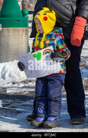 Huntington Woods, Michigan USA - 26 janvier 2019 - les opposants et partisans de Drag Queen Storytime à la Bibliothèque publique de Huntington Woods se sont rassemblées devant le Detroit banlieue bibliothèque. Une demi-douzaine de membres d'un groupe chrétien conservateur, guerriers pour le Christ, s'est opposé à ce programme très populaire, alors que deux cents résidents locaux s'est avéré à l'appuyer. Crédit : Jim West/Alamy Live News Banque D'Images