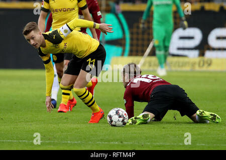 Dortmund, Allemagne. 26 janvier, 2019. Marco Reus (L) de Dortmund rivalise avec Iver Fossum de Hanovre lors de la Bundesliga match entre Borussia Dortmund et Hanovre 96 à Dortmund, en Allemagne, le 26 janvier 2019. Dortmund a gagné 5-1. Credit : Joachim Bywaletz/Xinhua/Alamy Live News Banque D'Images